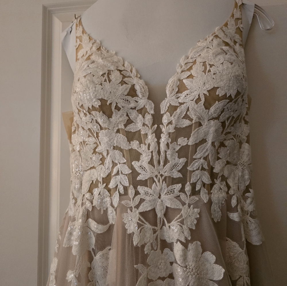 Allure Bridals Cream and White Wedding Dress - Picture 2 of 8